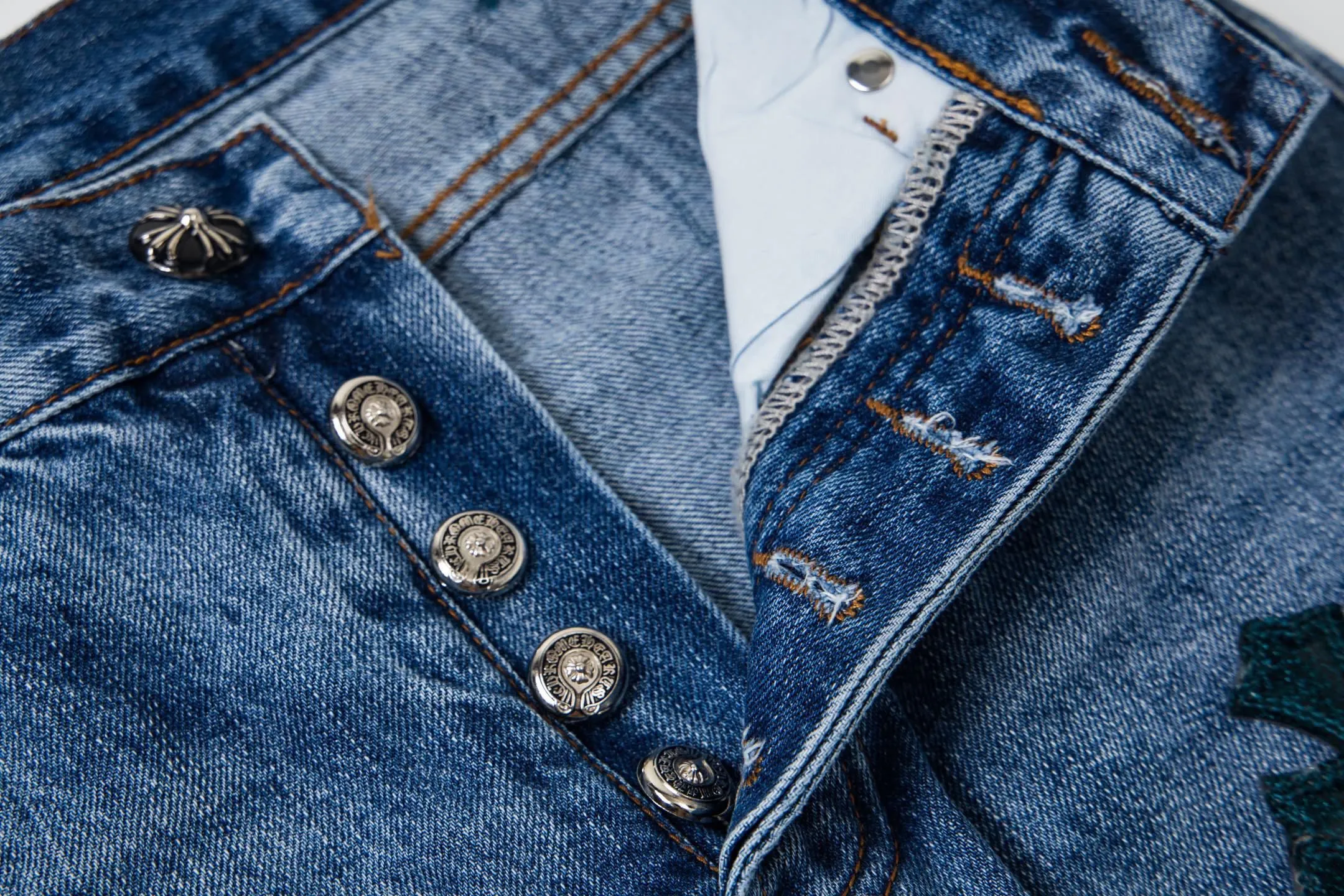 P260 high version (evergreen) Chrome Hearts/Chrome Hearts 25FW CH Blue Pants Starry Sky Hole Laminated Leather Cross Bamboo Jeans. It adopts starry sky theme patchwork elements, mostly presented in the shape of a cross, with glitter on the leather surface. Unique design. The details are in place, simple and elegant, and the workmanship is exquisite. The entire trousers are neatly routed and the details are in place! It’s also so cool that both men and women can easily control it. It’s a gender-neutral trendy up version. Style number: 1766# Color: blue Size: 28 30 32 34 36